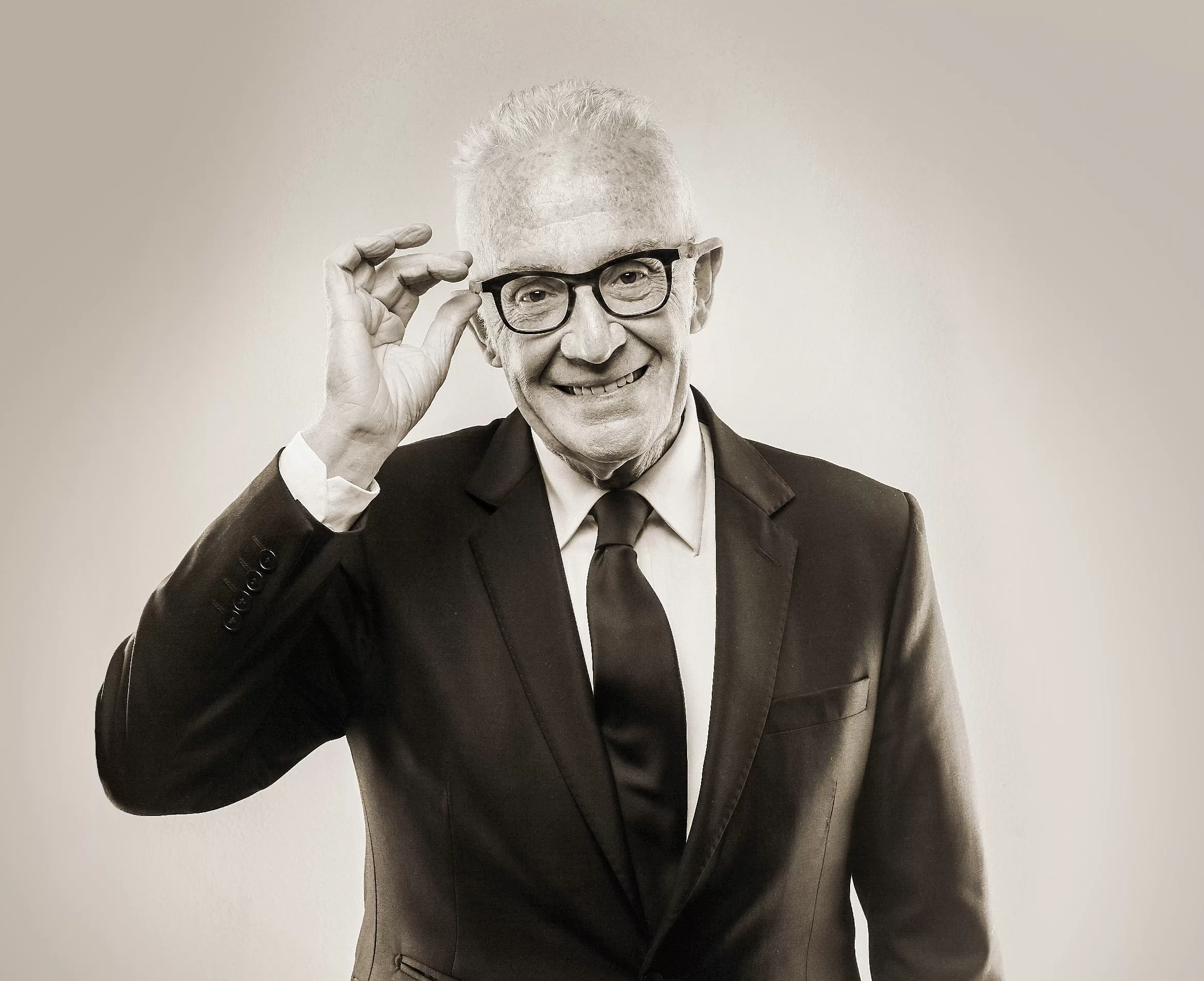 Pedro Carcuro, periodista chileno de deportes, en la portada de la revista de El Mercurio con Conecta Mayor "Mundo Mayor"