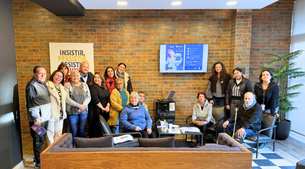 Fotografía grupal con los participantes del Taller de App Mayor