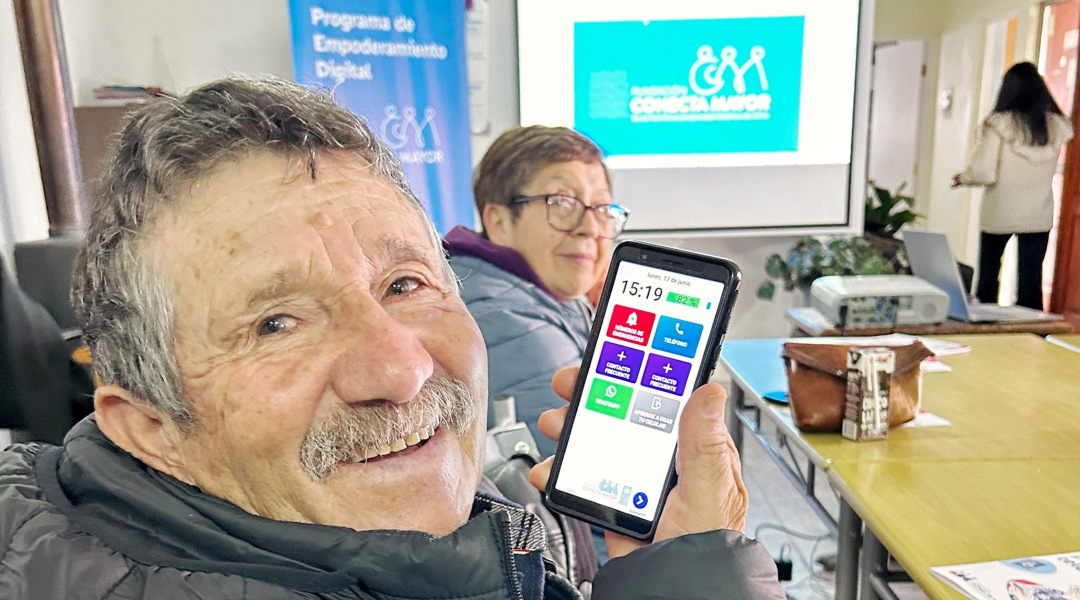 Usuario del PED en Ñuble muestra teléfono con App Mayor