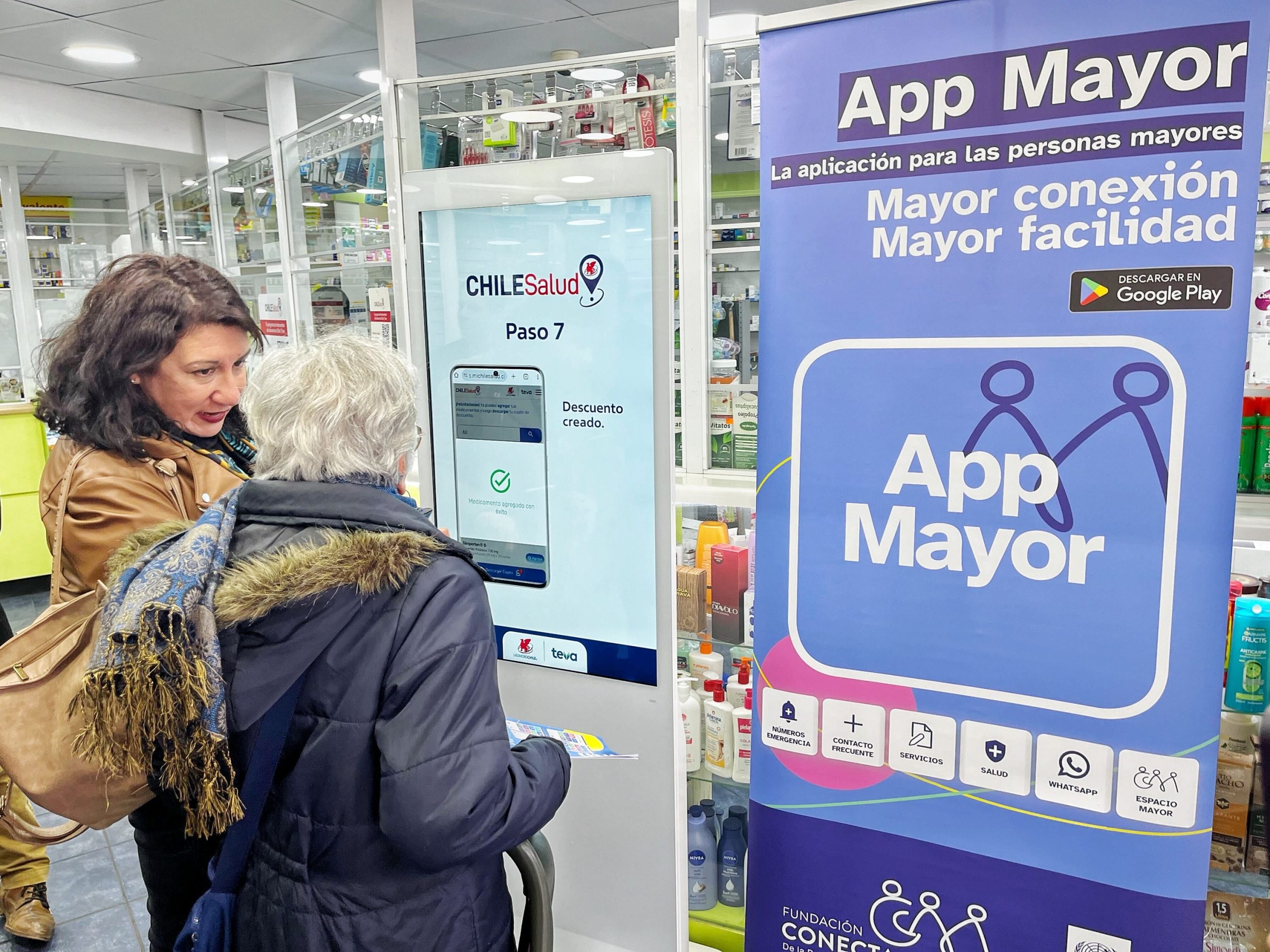 Fotografía de persona mayor usando el beneficio de Chile Salud en App Mayor en una farmacia.