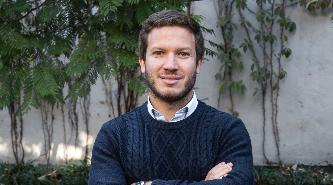 Foto de Eduardo Toro, Director Ejecutivo Conecta Mayor UC, mirando de frente a cámara