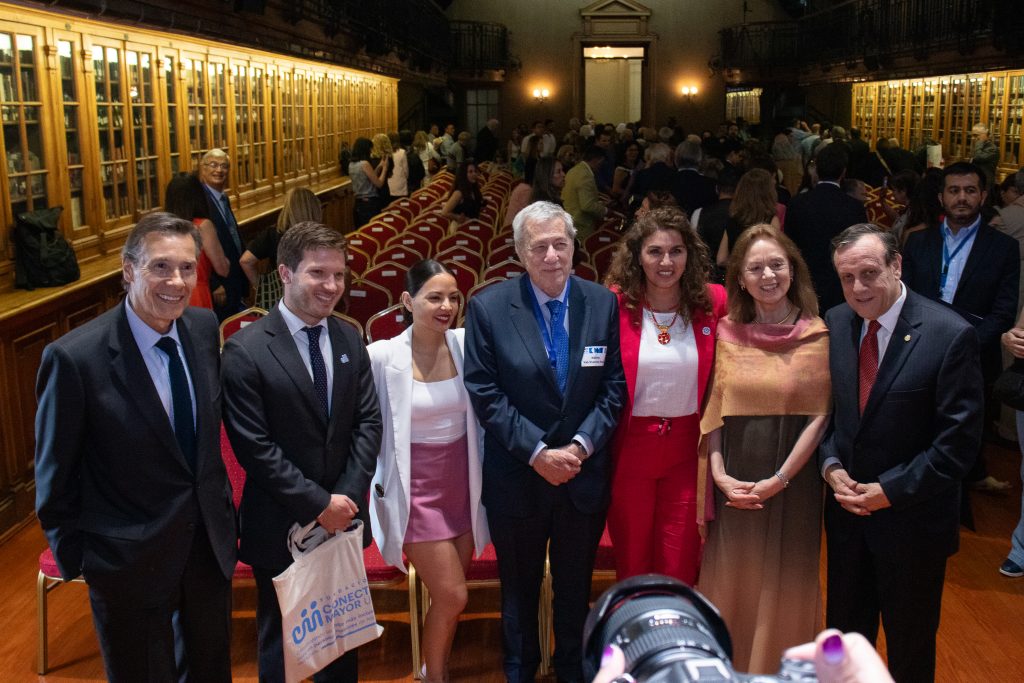Fotografía grupal de autoridades presentes en la ceremonia de reconocimiento a 100 Líderes Mayores 2024.