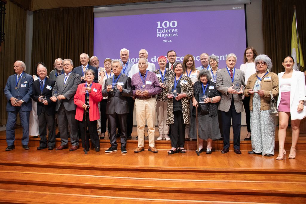 Foto grupal de Líderes Mayores 2024 reconocidos en la categoría Cultura y Artes