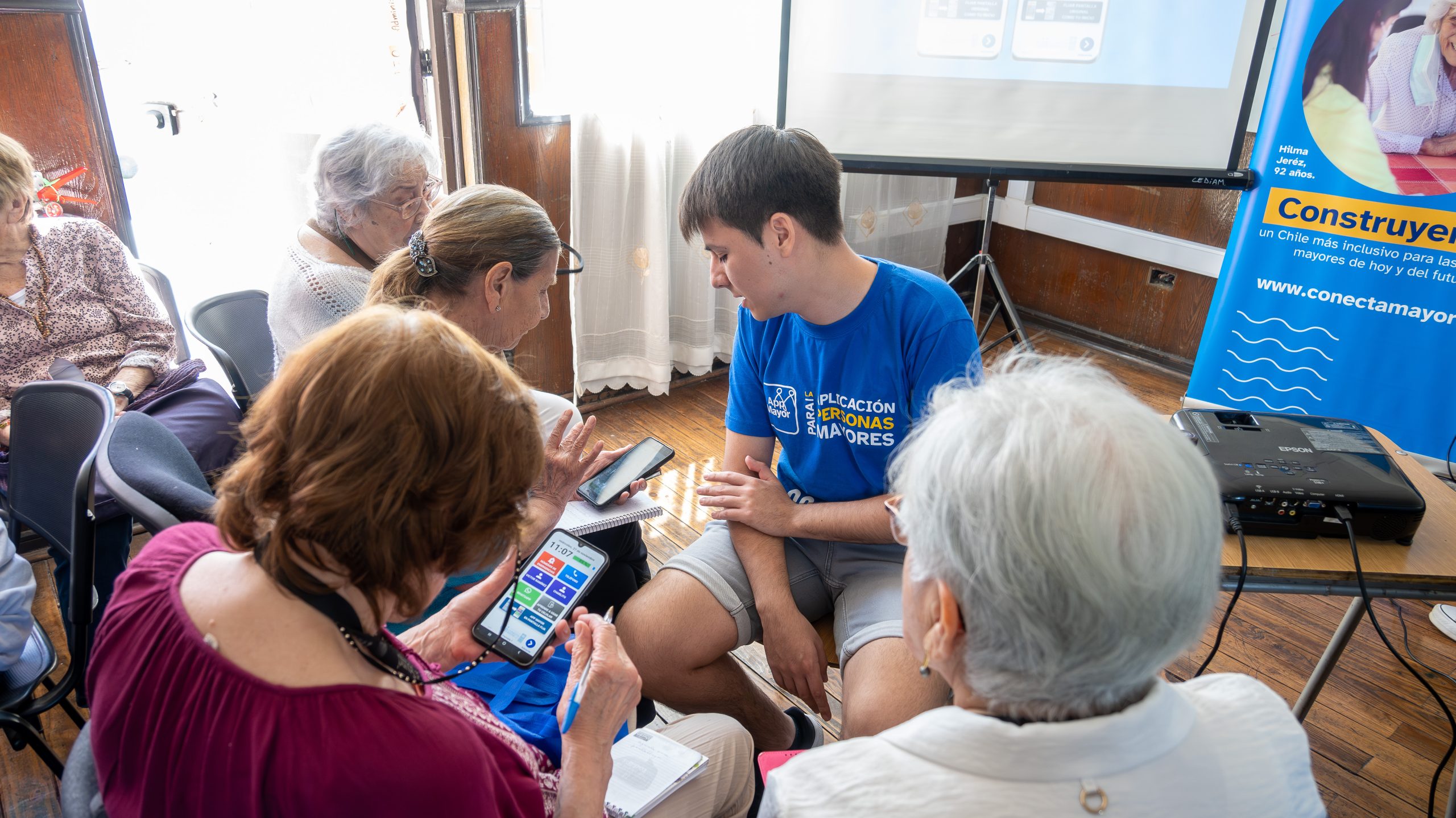 Grupo de mujeres mayores aprenden habilidades digitales con Conecta Mayor UC que trabaja por la inclusión digital de las personas mayores